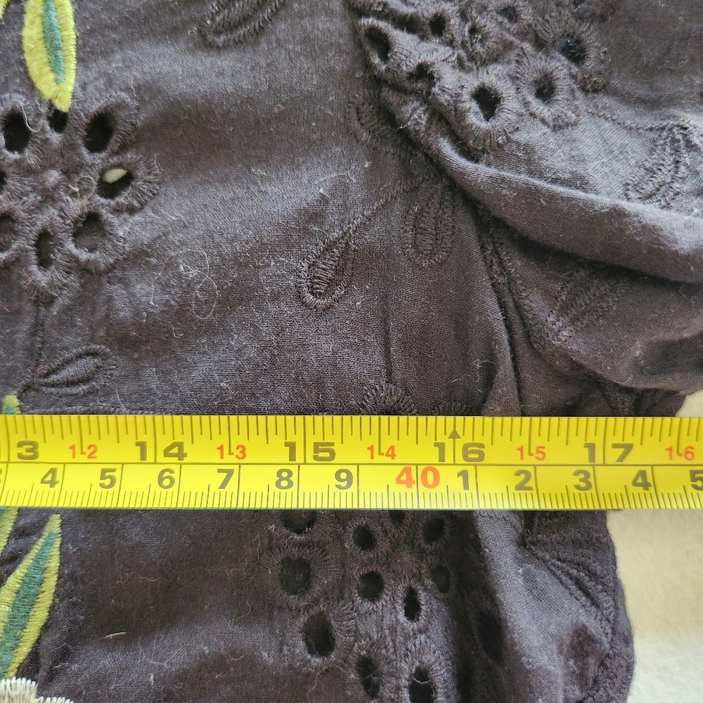 Main Strip Black Eyelet Floral Embroidered Short Sleeve Top Size Small - Picture 9 of 9